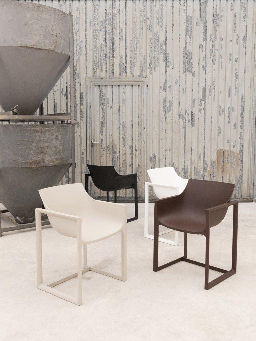 Sled base garden chair with armrests | Wall Street by Vondom