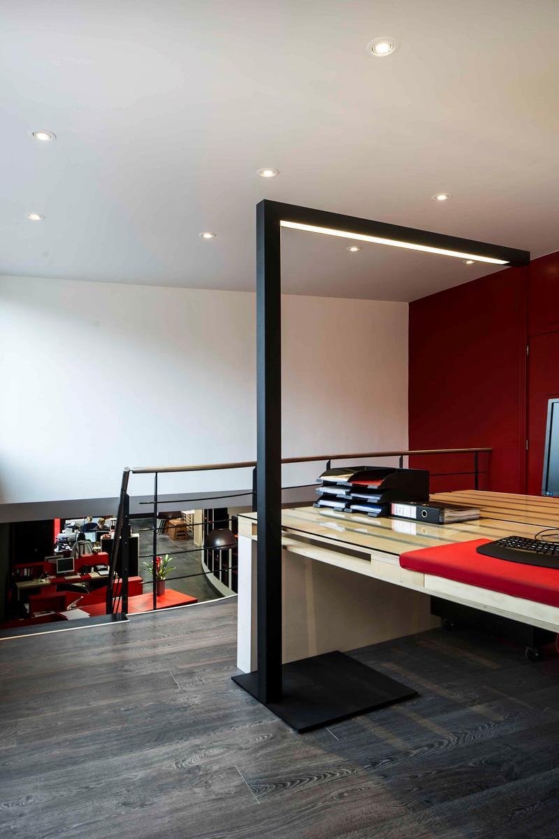 LED metal floor lamp | Hoek by Dark