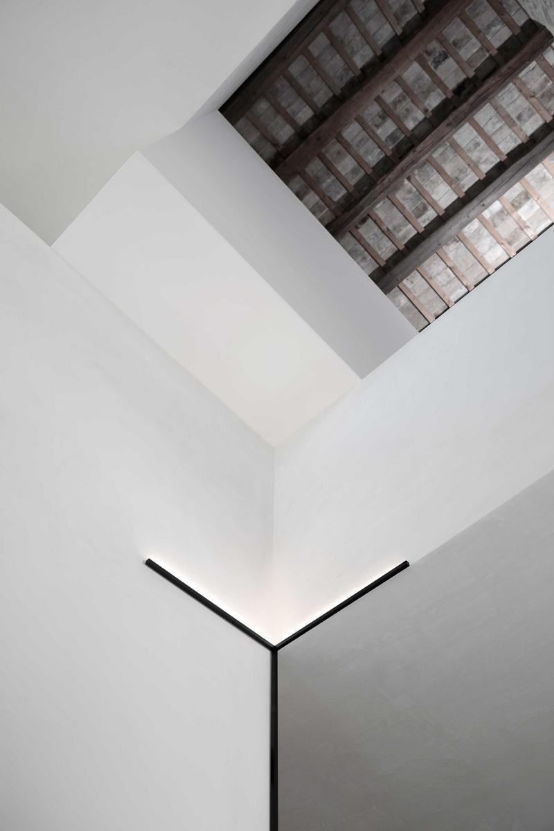 LED indirect light aluminium wall lamp | Y by Karman