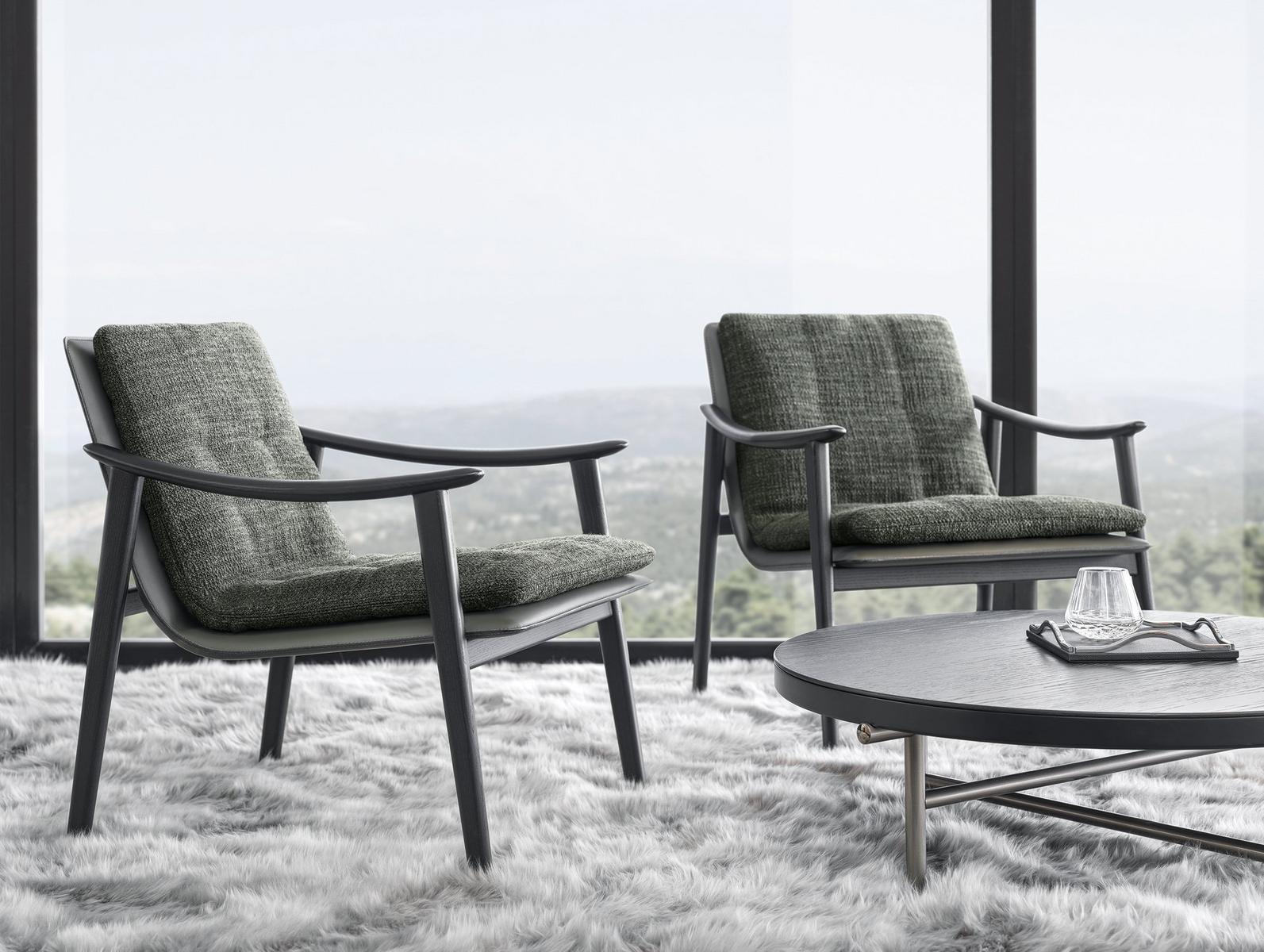 Tanned leather easy chair with armrests | Fynn Saddle Hide by Minotti