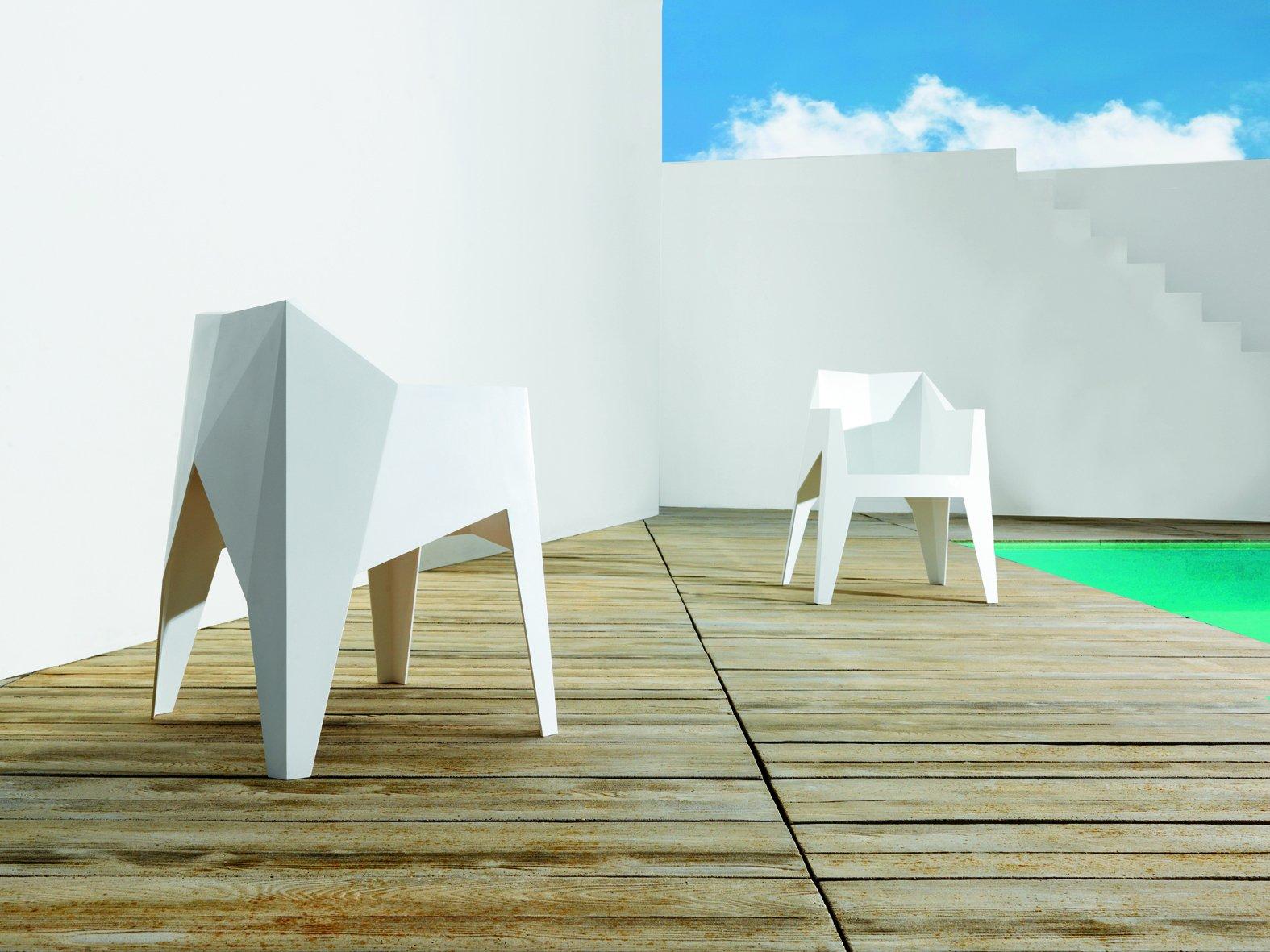 Stackable garden chair with armrests | Voxel by Vondom