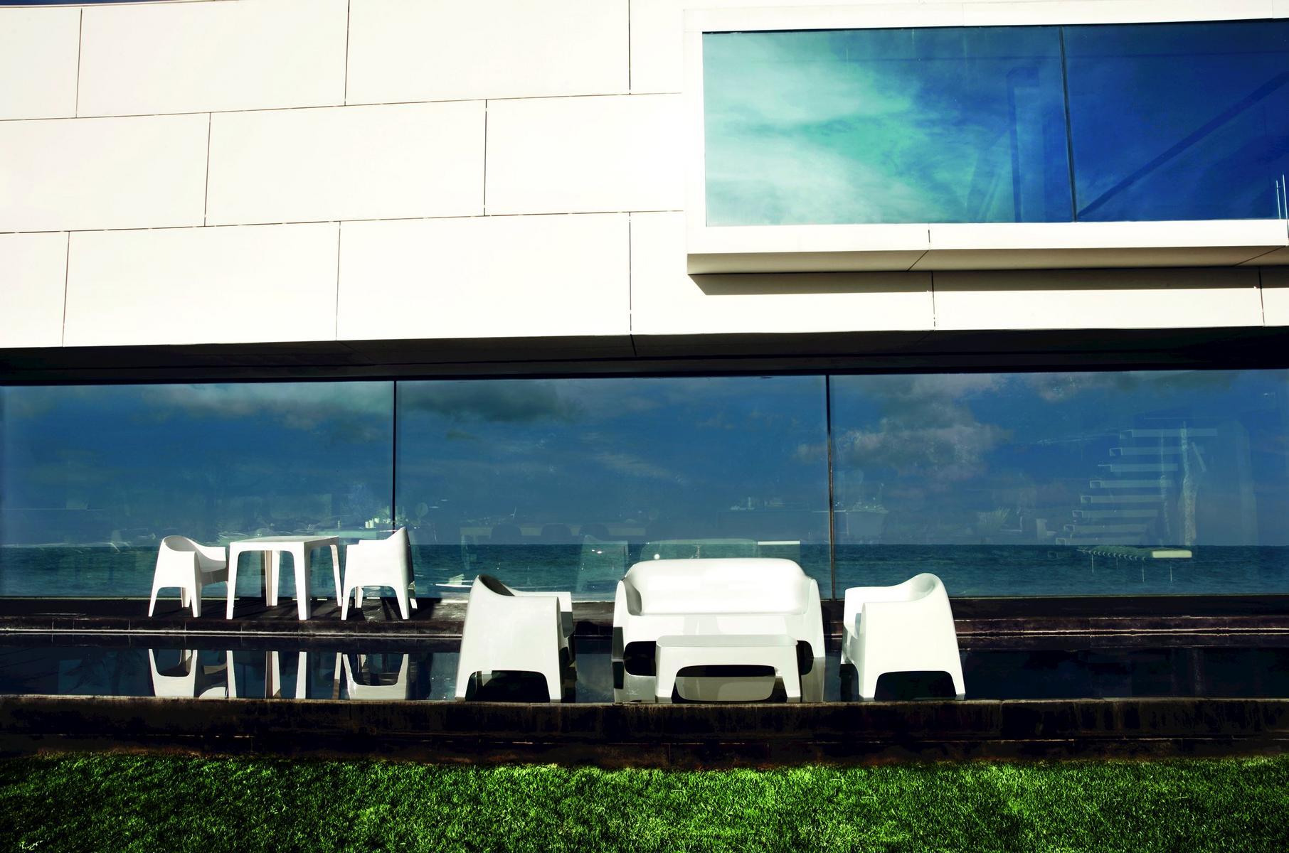 Low rectangular garden side table | Solid by Vondom