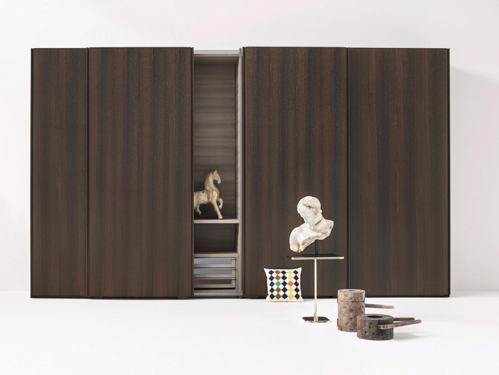 Wardrobe with sliding doors custom | Text by Lema