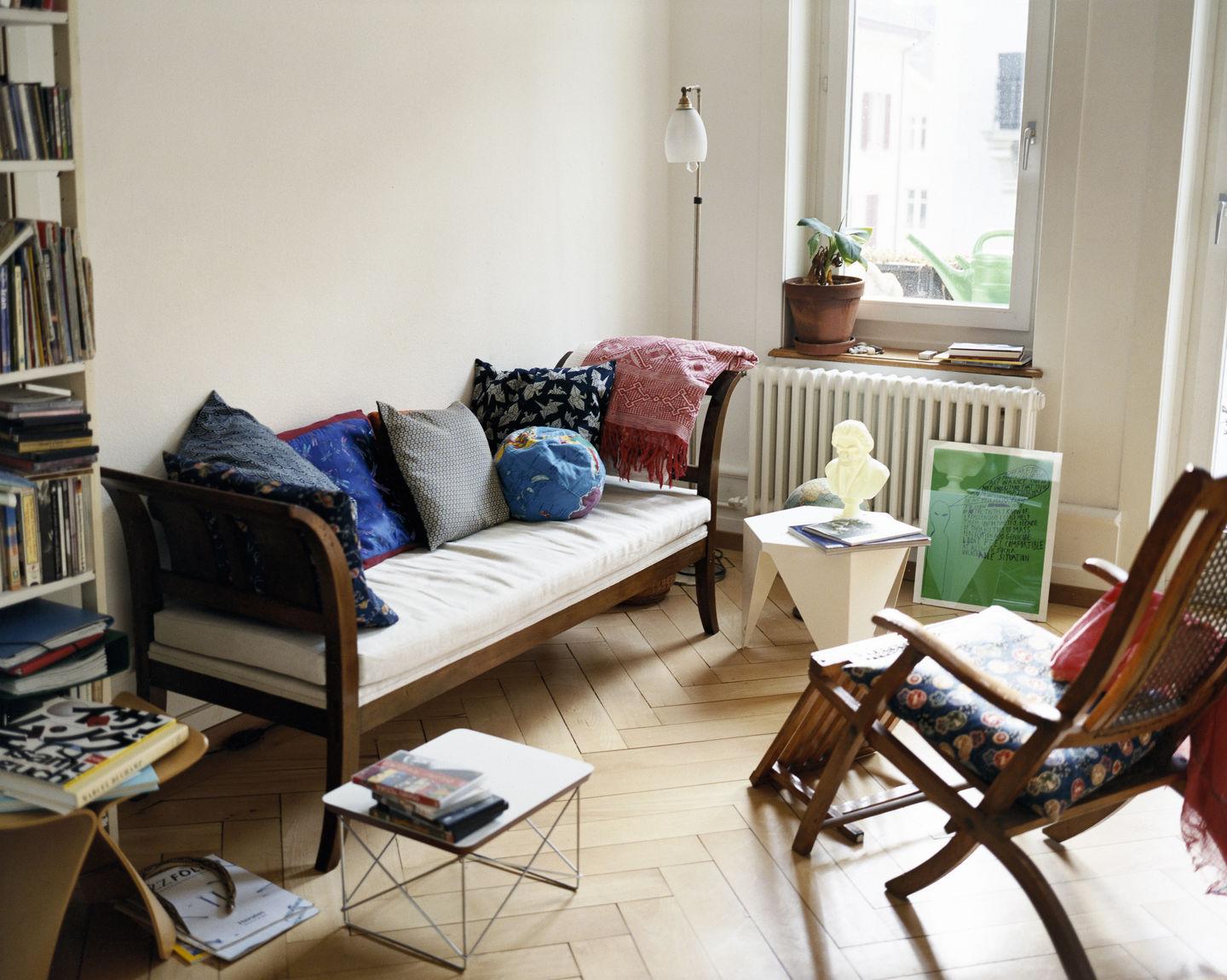 Coffee table with Carrara marble top and steel base | Ltr by Vitra