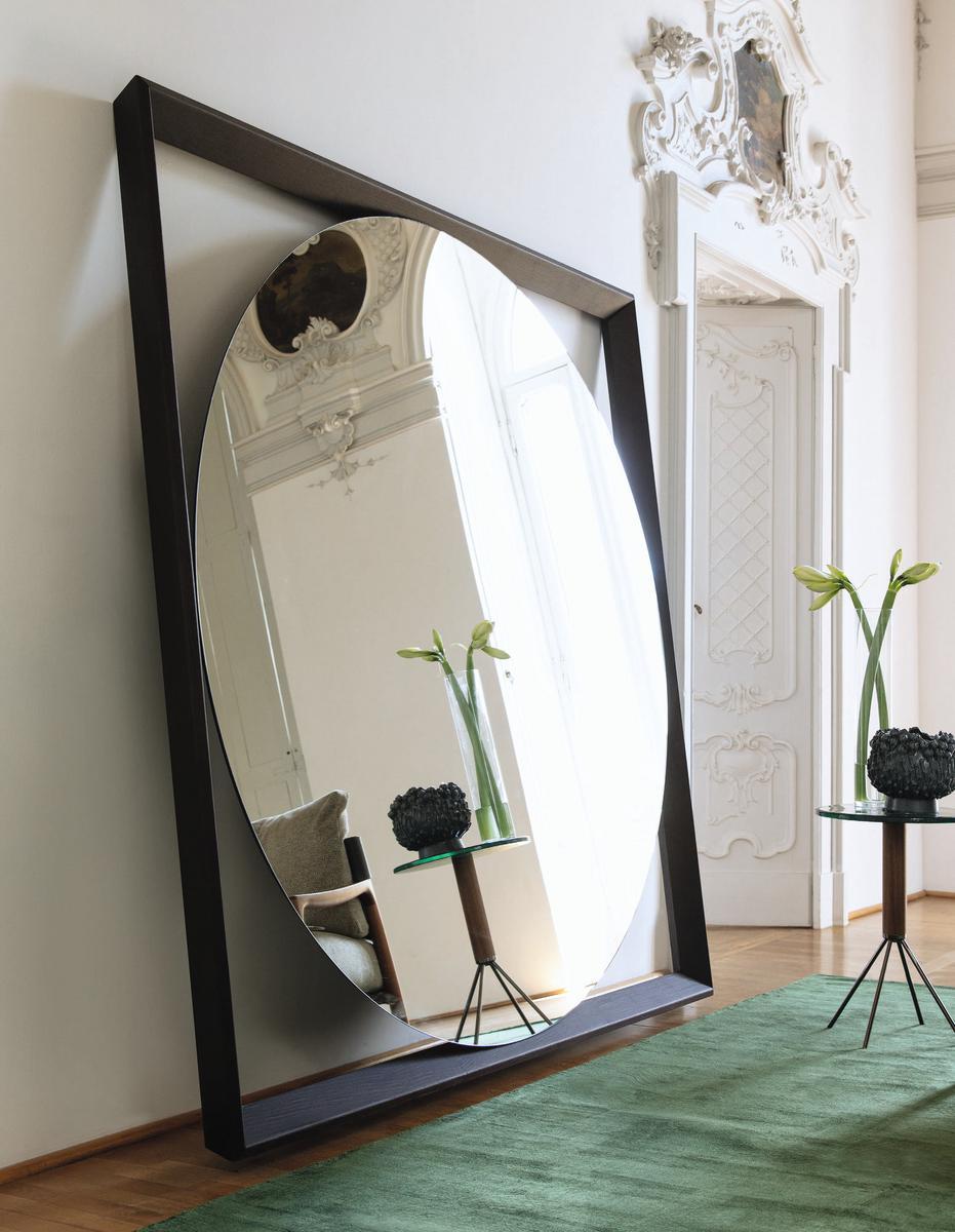Freestanding round mirror with wooden frame | Odino by Porada