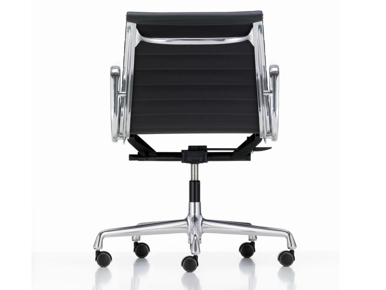 Swivel leather office chair with armrests | Aluminium Chair Ea 117 by Vitra