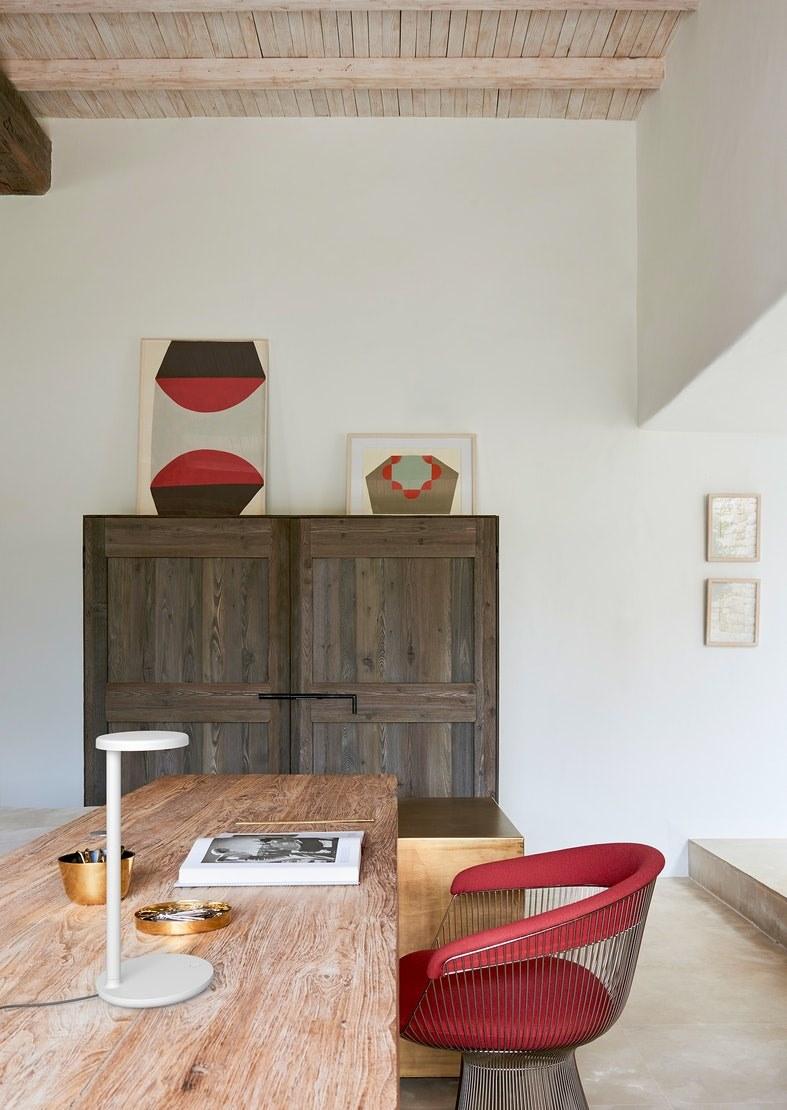 LED table lamp with wireless charging | Oblique Qi by Flos