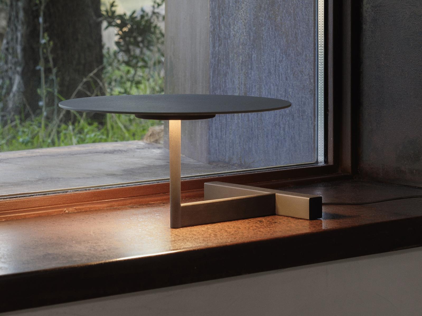 LED metal table lamp | Flat 5965 by Vibia