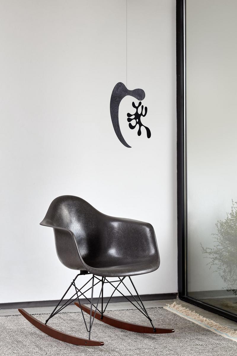 Rocking glass-fibre chair with armrests | Rar Fiberglass by Vitra