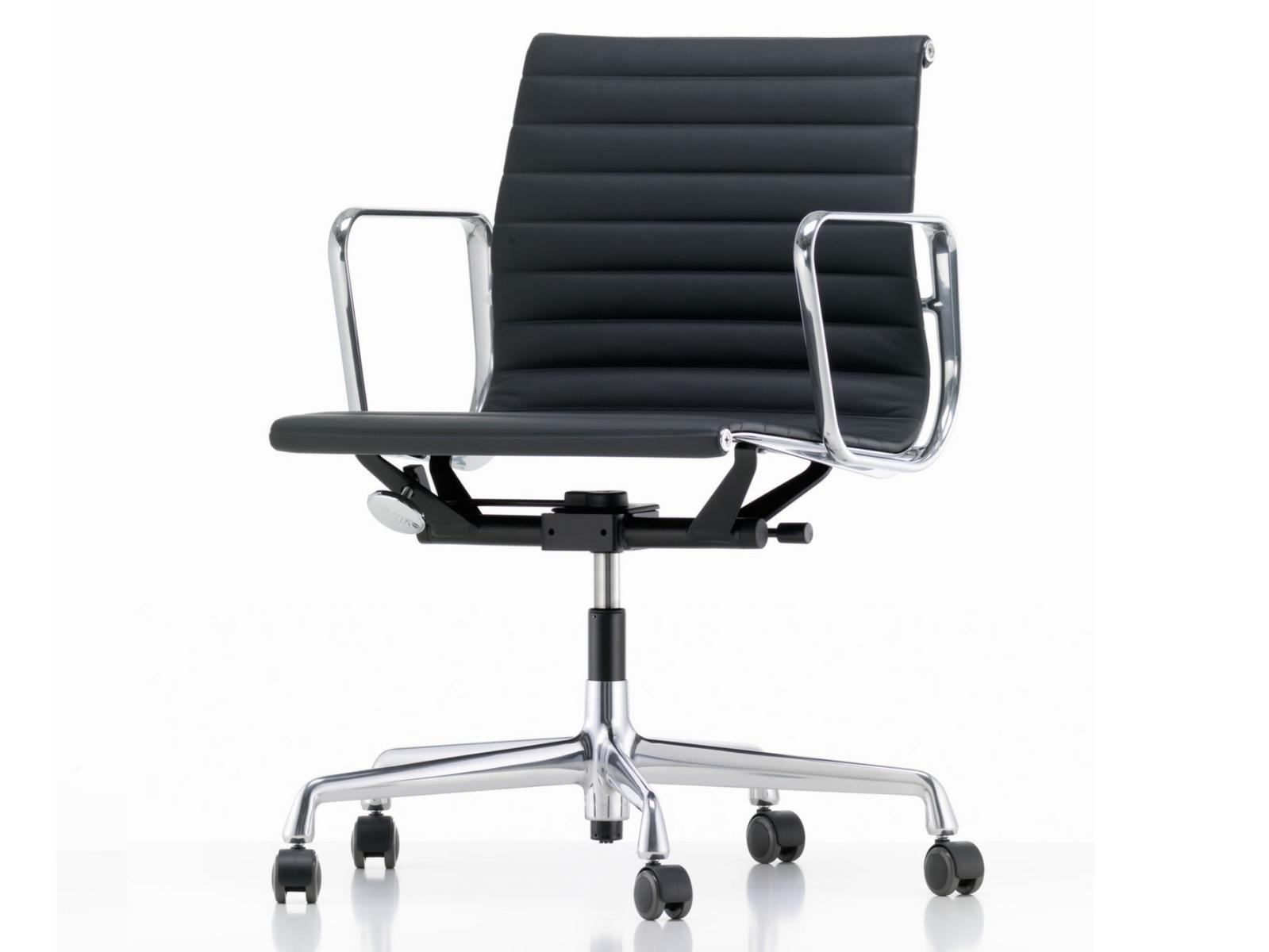 Swivel leather office chair with armrests | Aluminium Chair Ea 117 by Vitra