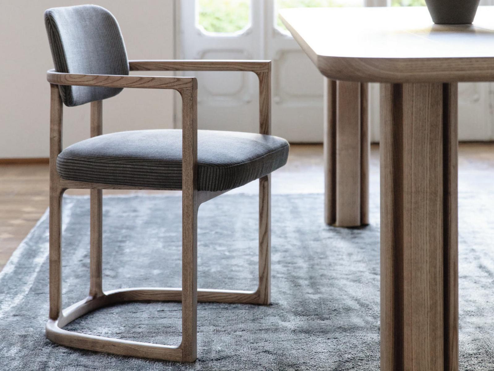 Chair with armrests in ash covered in fabric | Serena by Porada