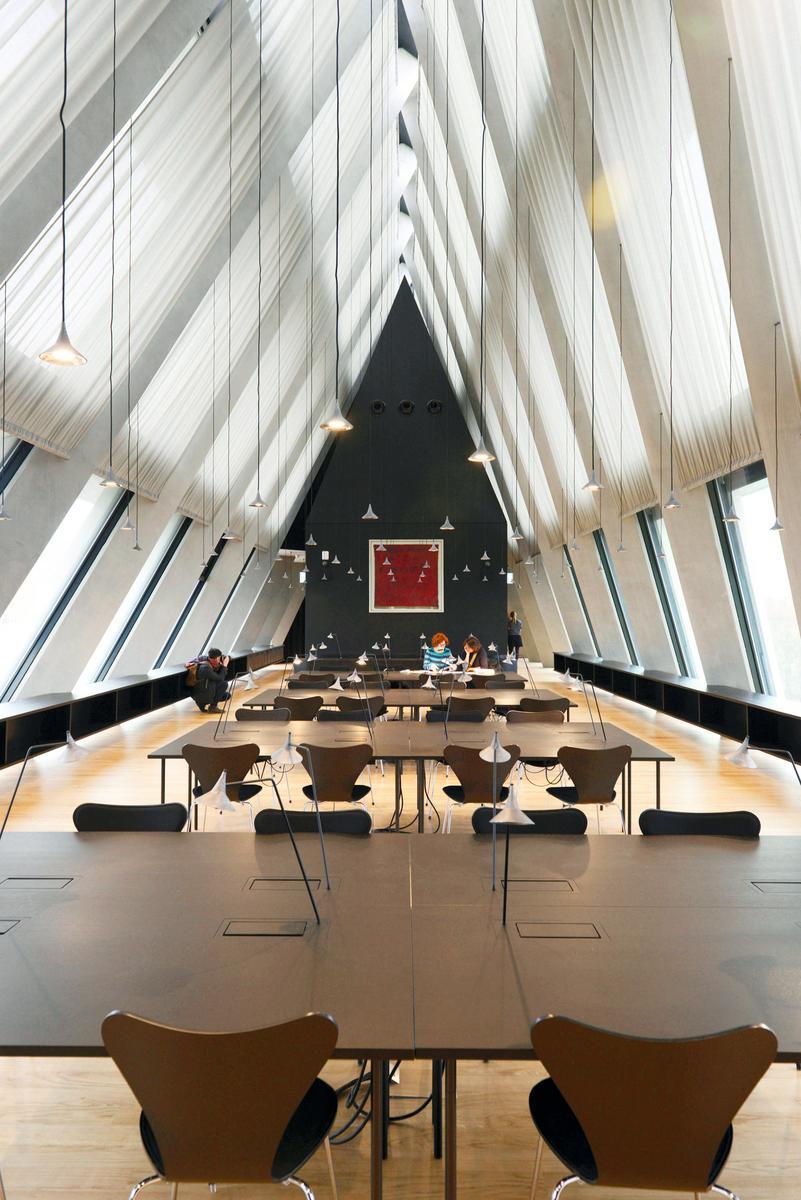 LED direct light brass table lamp | Unterlinden by Artemide