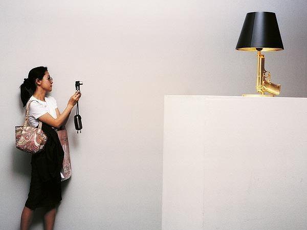 LED direct-indirect light table lamp | Bedside Gun by Flos