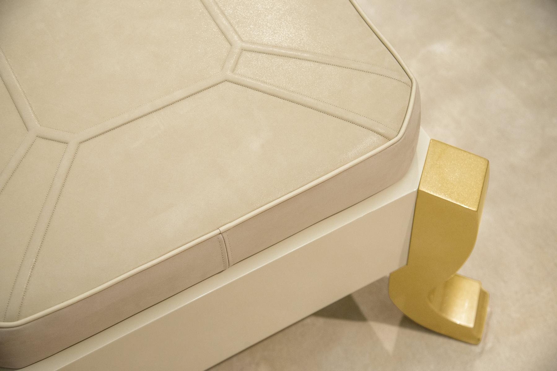 Upholstered leather bench and solid wood base | Hermes by Bruno Zampa