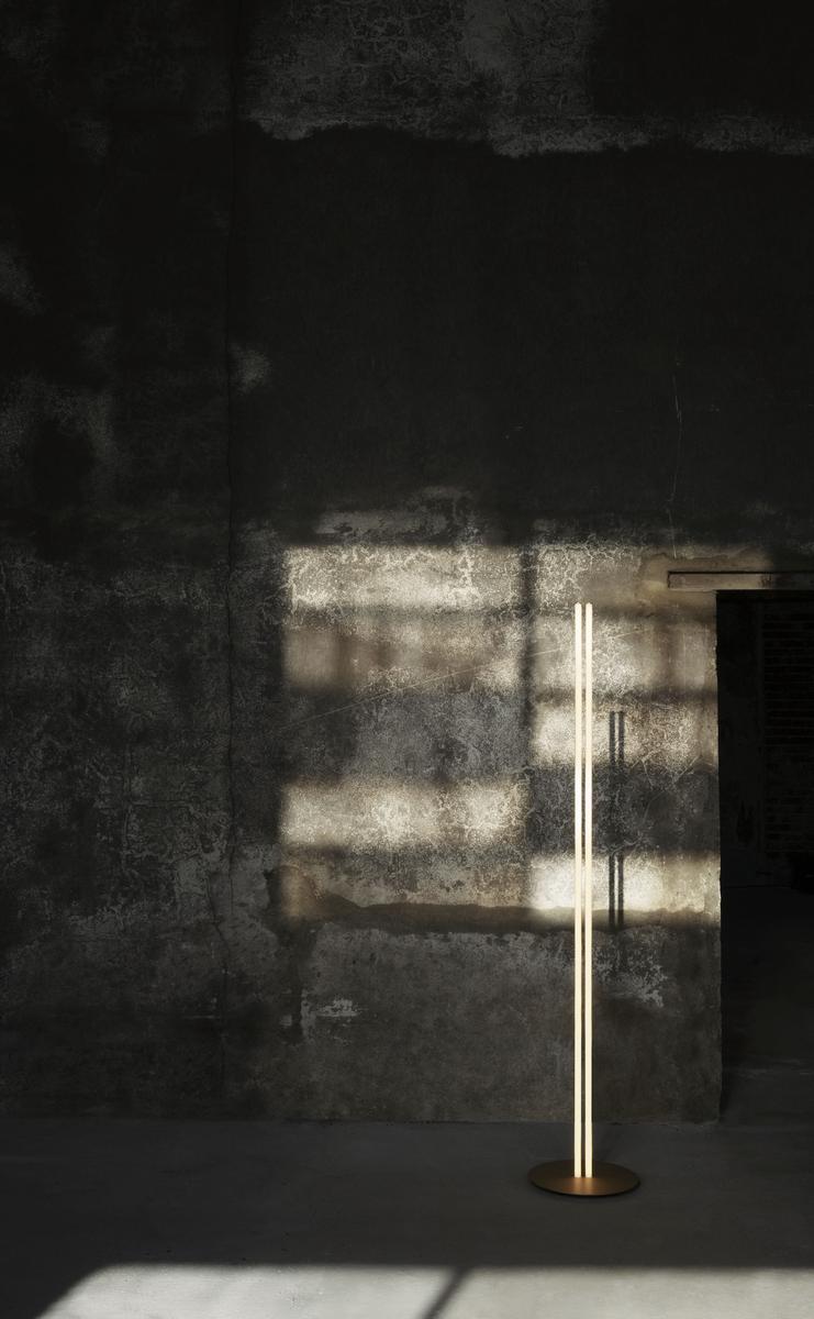 LED extruded aluminium floor lamp | Coordinates F by Flos