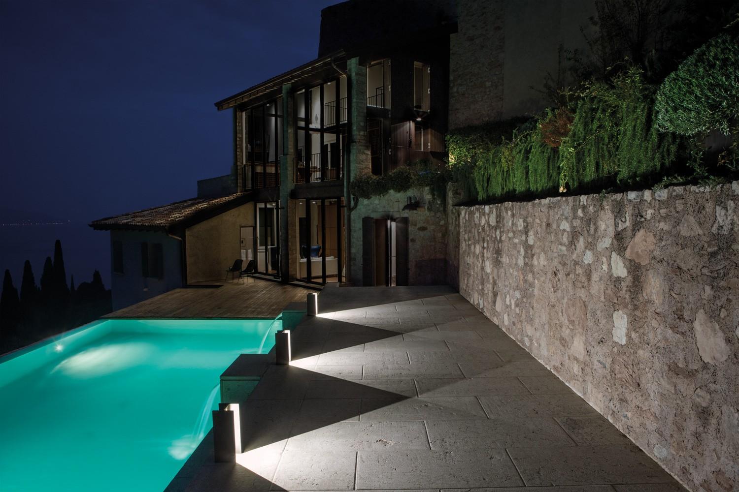 LED direct-indirect light steel floor lamp | Mais Plus Que Cela Je Ne Peux Pas by Nemo