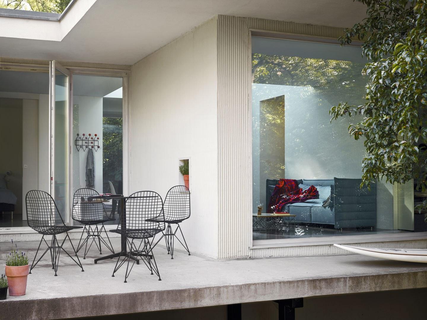 Round table with steel base and wooden top | Bistro by Vitra