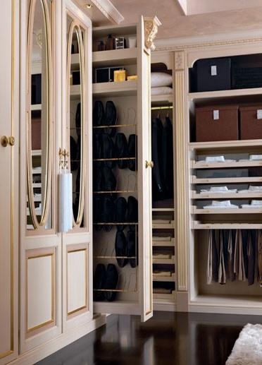 Custom wooden walk-in wardrobe | Romanza by Martini interiors