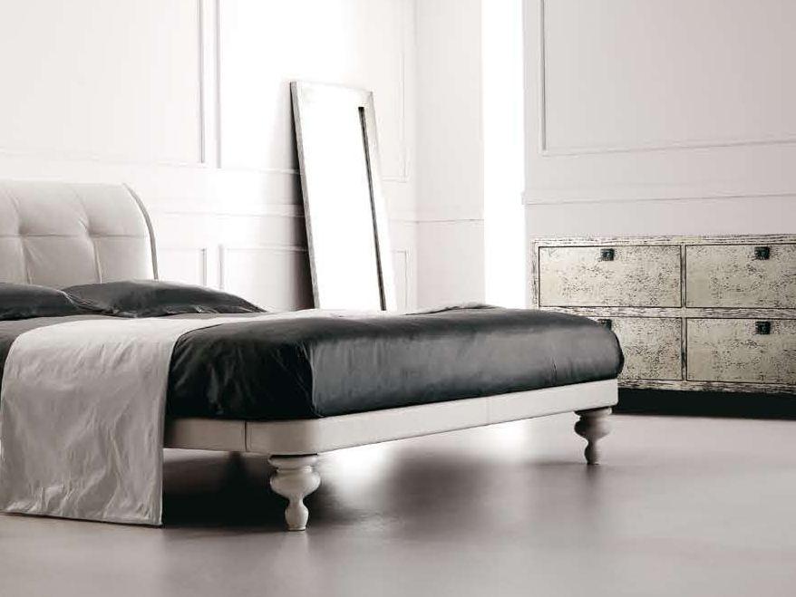 Freestanding framed mirror | Arka by Corte Zari