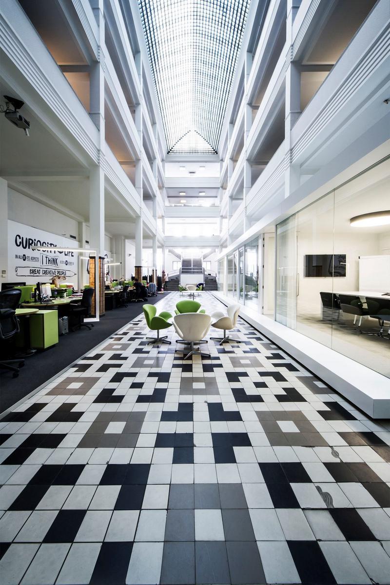 LED metal floor lamp | Hoek by Dark