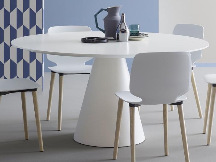 Round polyethylene table | Ikon 865 by Pedrali