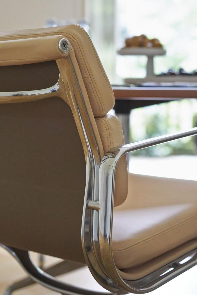 Swivel leather chair with 4-spoke base with armrests | Ea 216 by Vitra