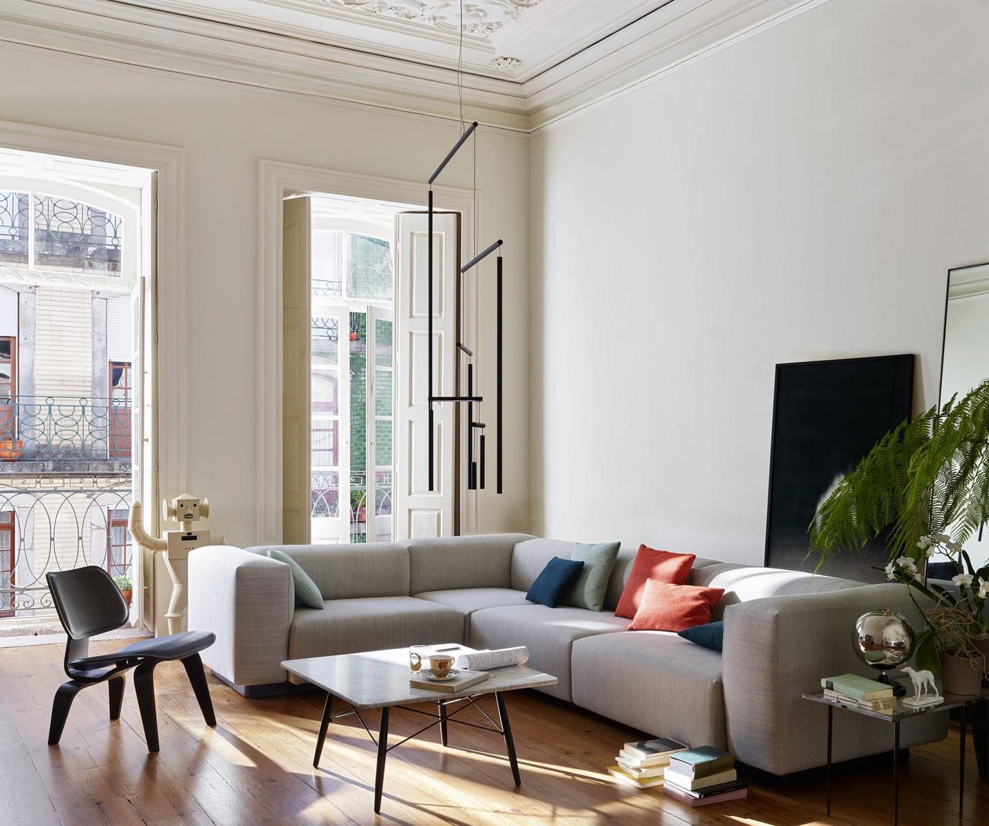 Square Carrara marble coffee table | Eames by Vitra