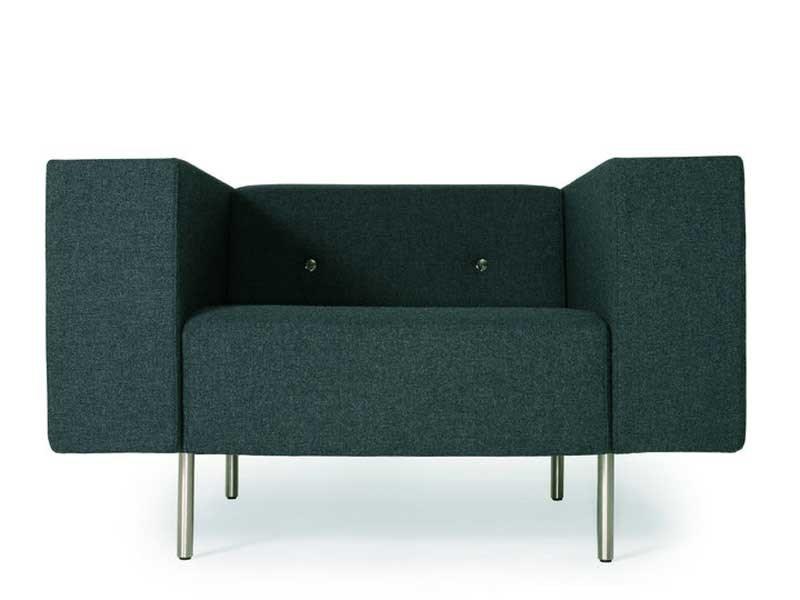 Upholstered armchair with armrests | Bottoni by Moooi