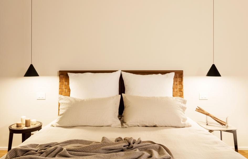 Tanned leather storage bed | Cestone by Flexform