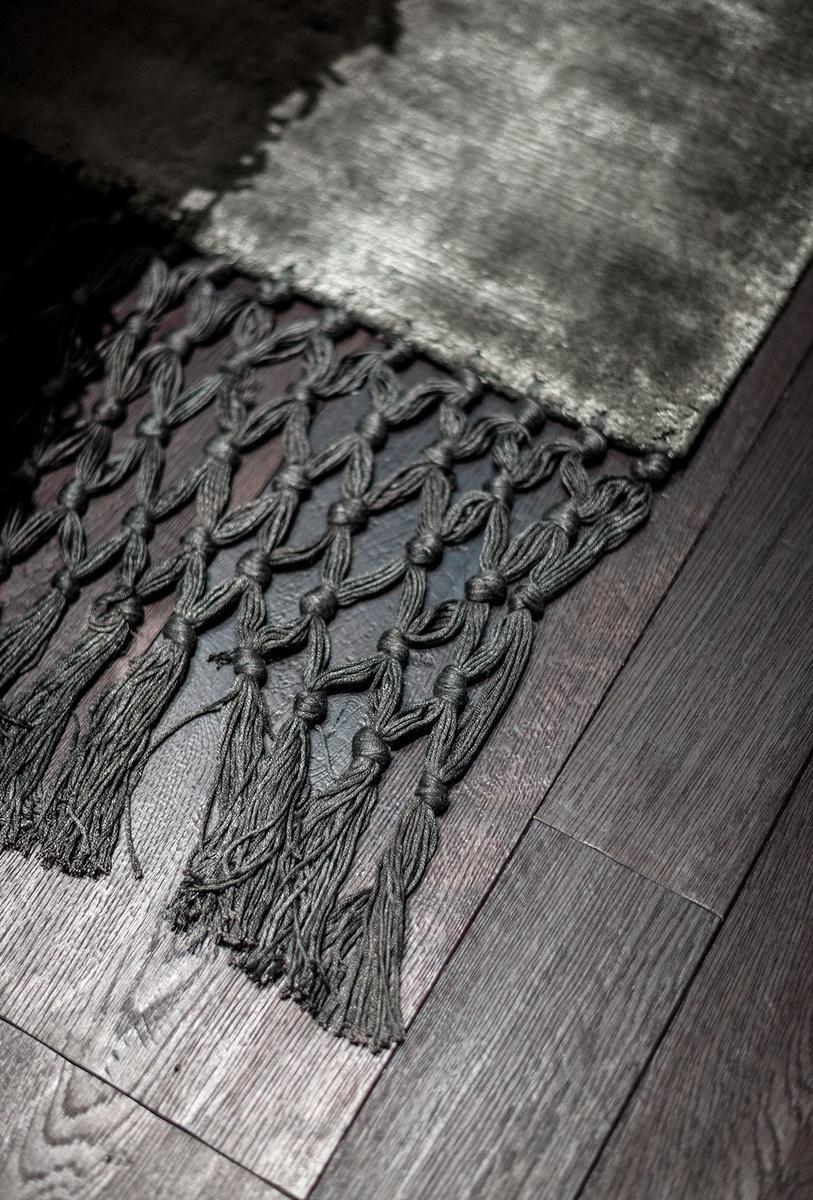 Solid-color handmade rug | Fringes by Baxter