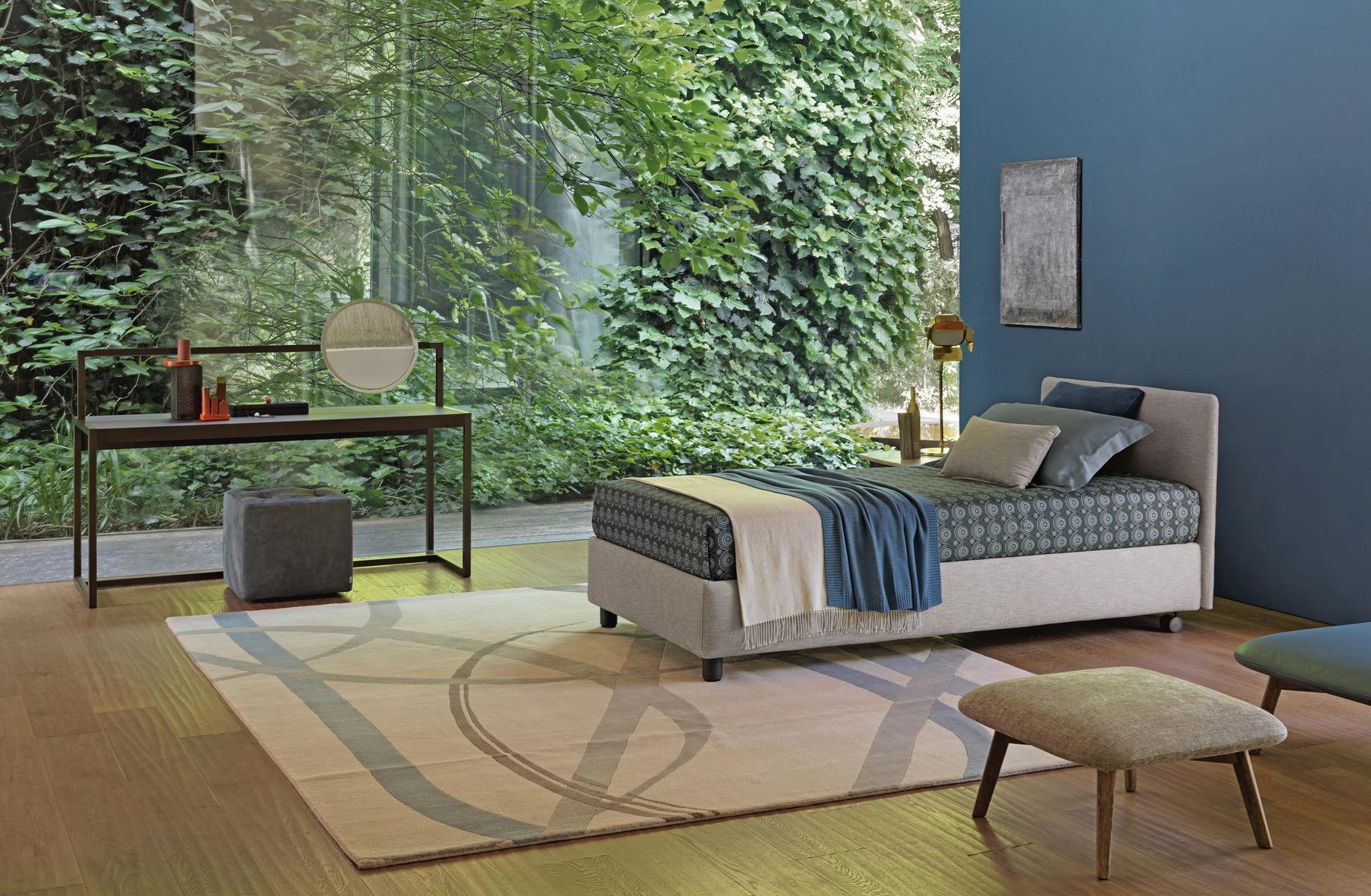 Upholstered bed on castors | Notturno by Flou