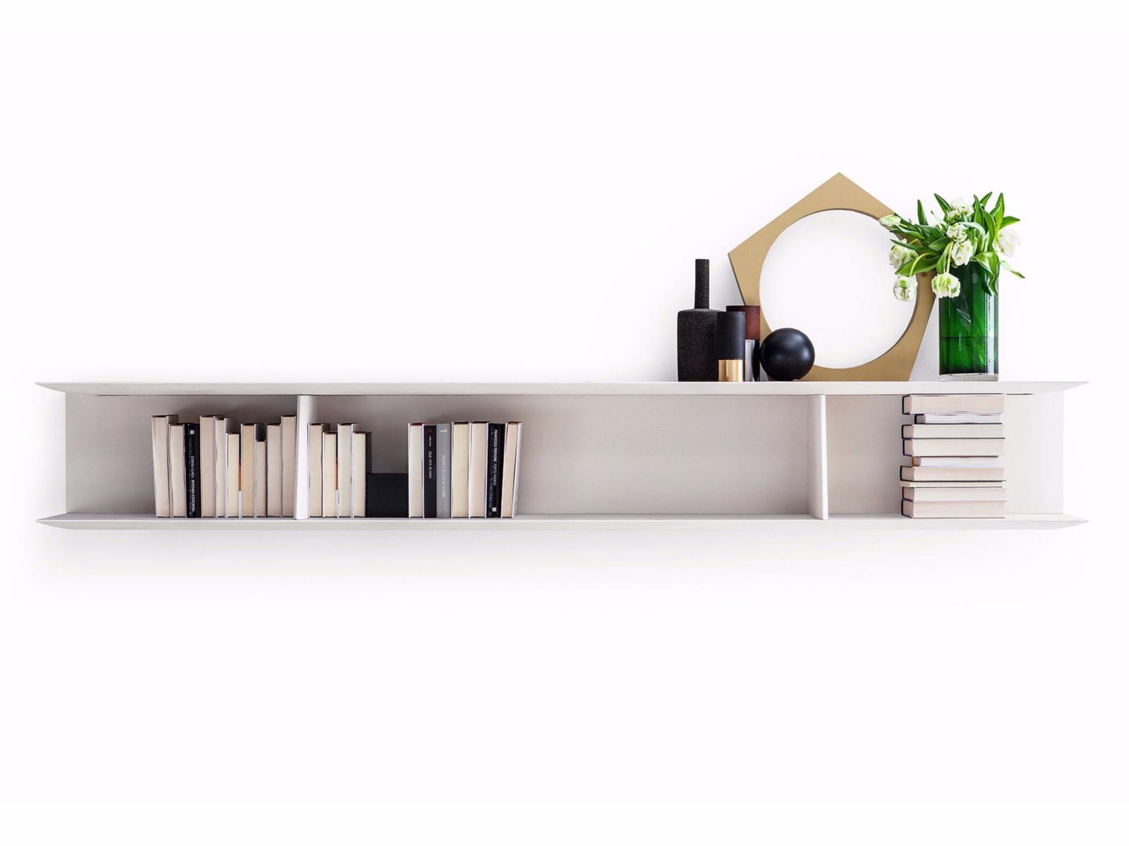 Wall-mounted floating bookcase | D.355.1 by Molteni