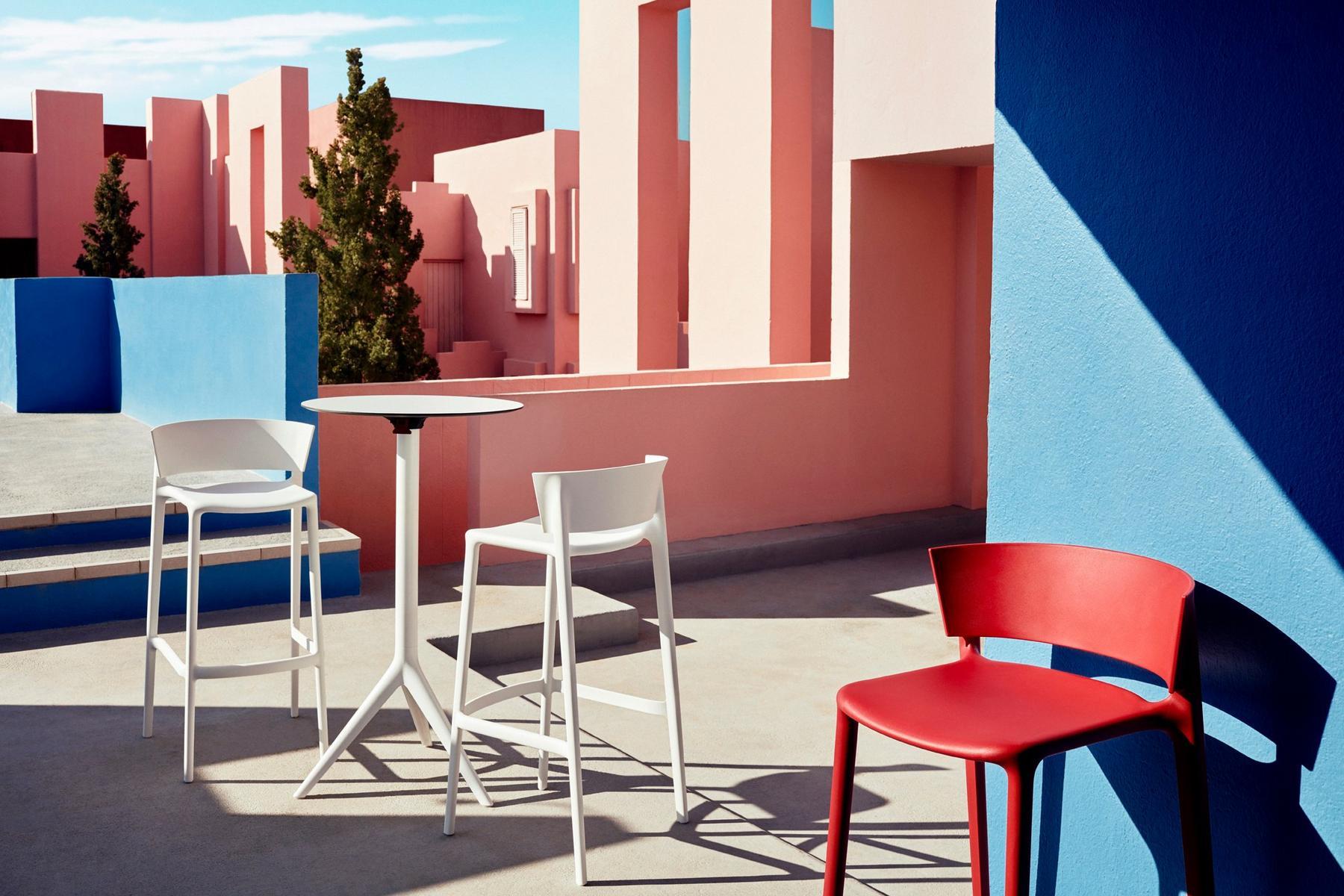 Polypropylene barstool with footrest | Africa by Vondom