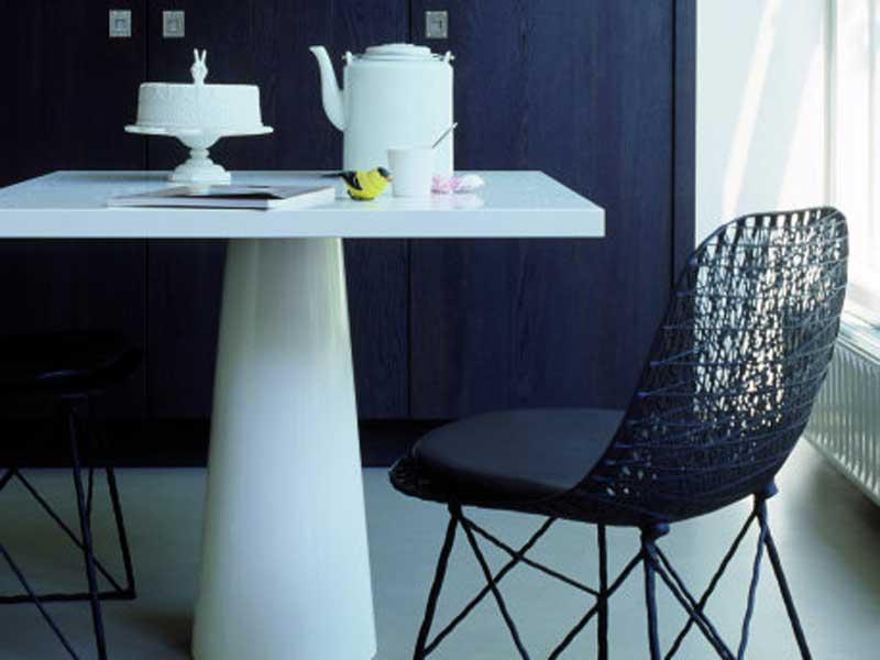Sled base carbon fibre chair | Carbon Chair by Moooi