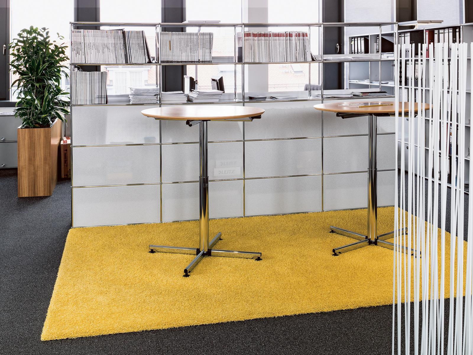 Coffee table with 4-star base | Kitos Coffee Table by USM