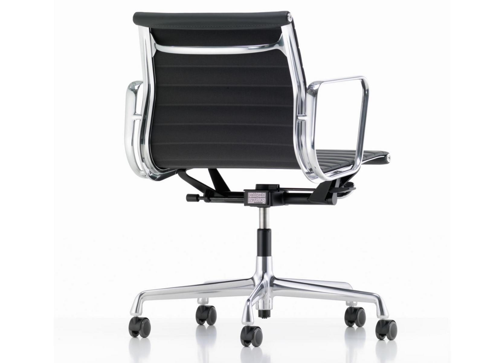 Swivel leather office chair with armrests | Aluminium Chair Ea 117 by Vitra