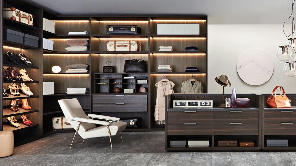 Sectional wood and glass walk-in wardrobe | Gliss Master by Molteni