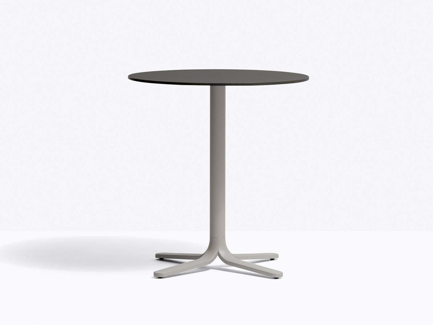Round die cast aluminium table with 4-star base | Fluxo 5465 by Pedrali