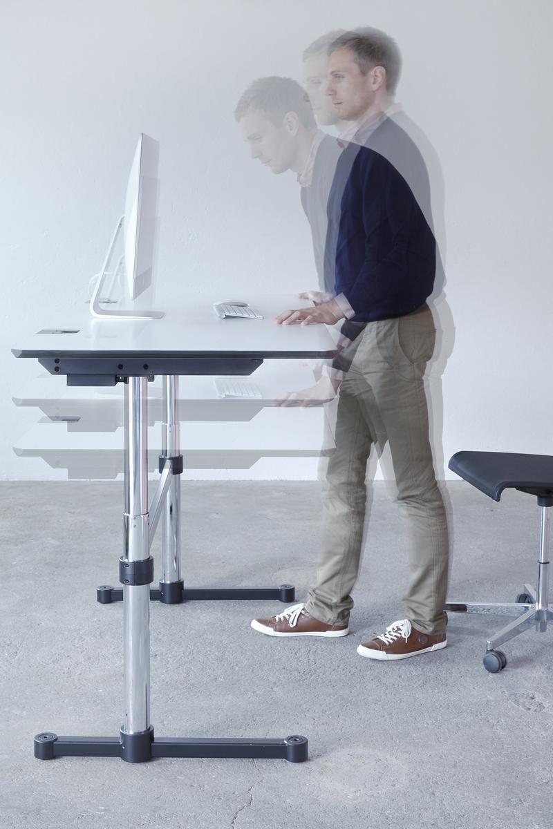 Height-adjustable rectangular MDF office desk | Kitos M by USM