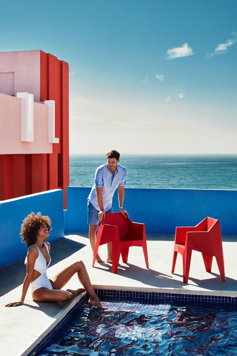 Stackable garden chair with armrests | Voxel by Vondom