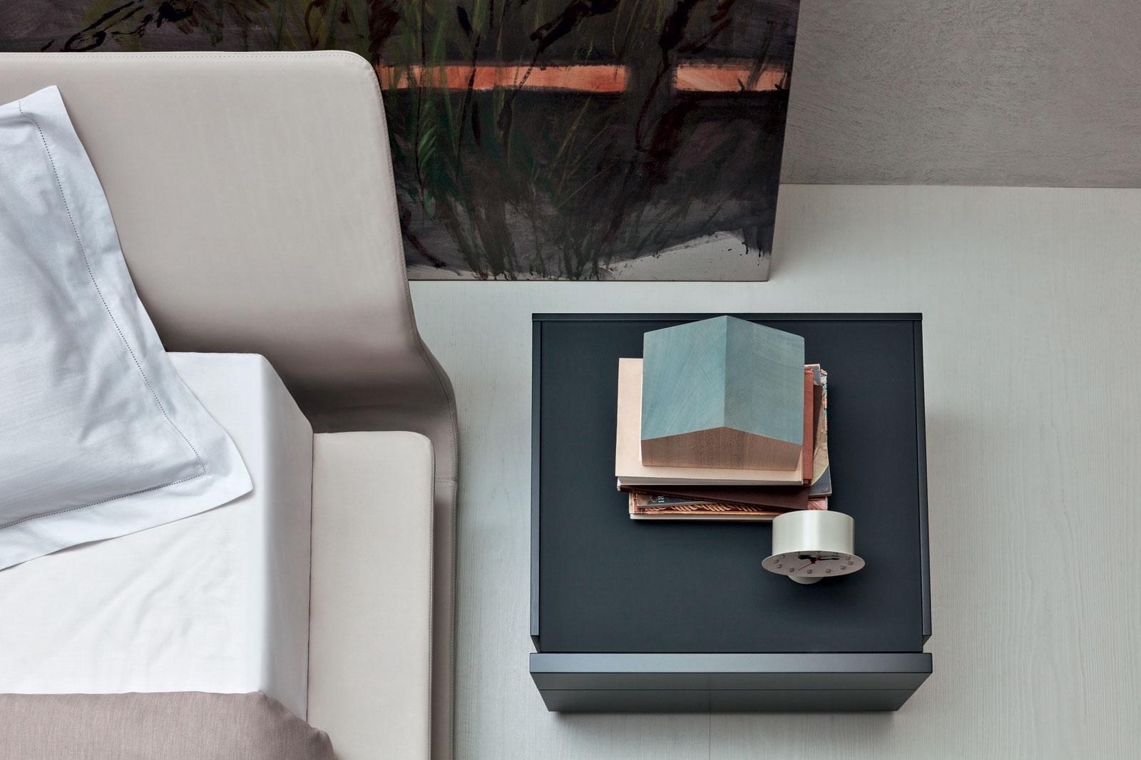 Double bed with adjustable headrest | Clip by Molteni