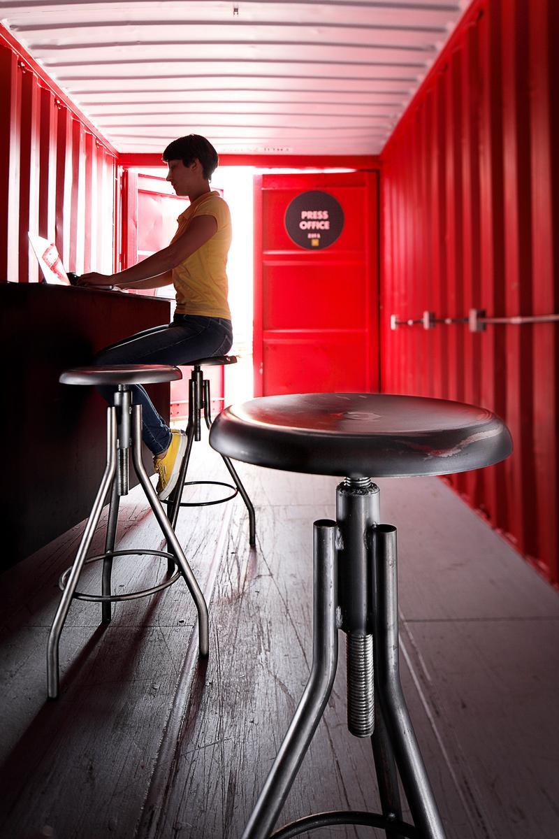 Height-adjustable swivel iron stool | Jooke by Zava
