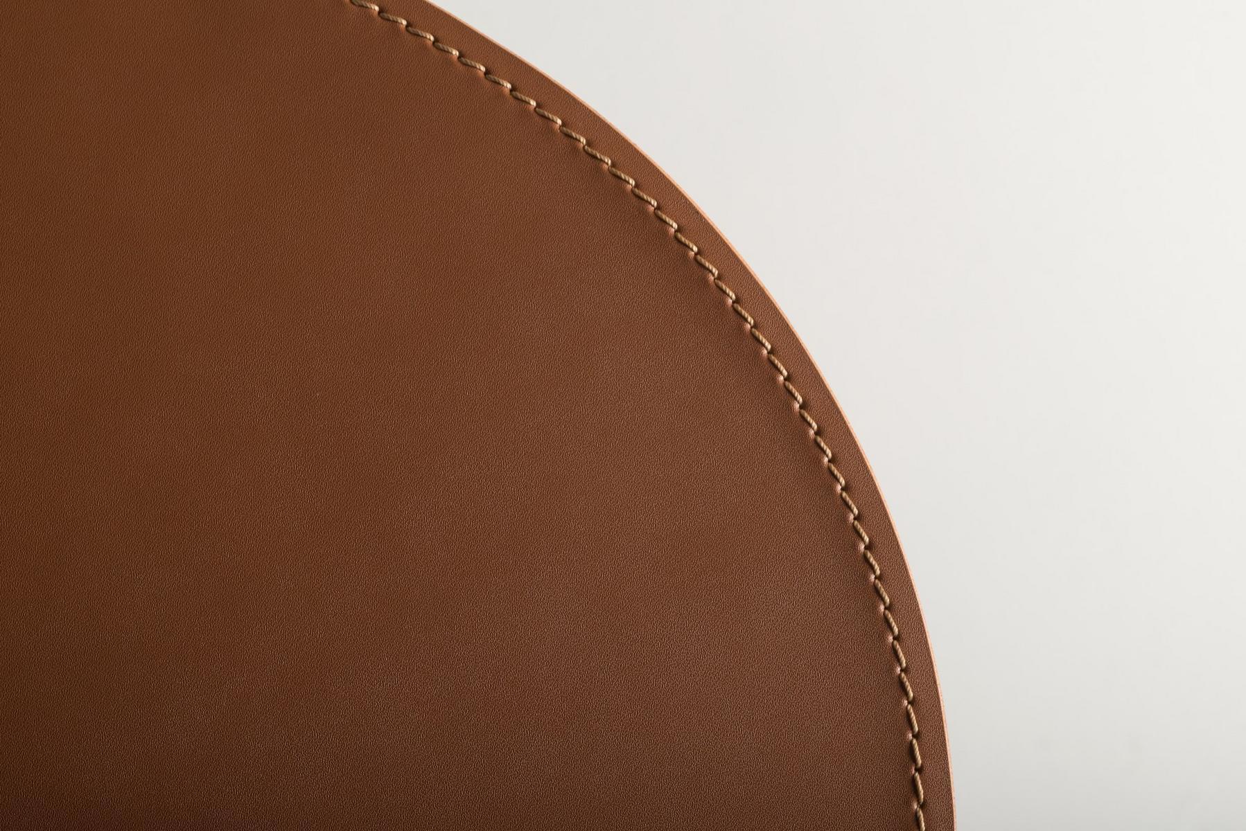 Round tanned leather and steel coffee table | Scricciolo by Mantellassi 1926