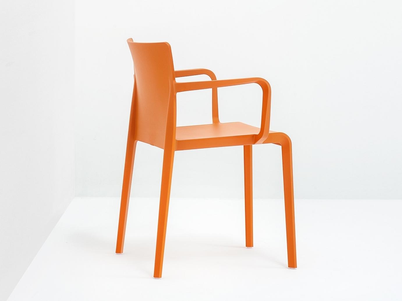 Polypropylene chair with armrests | Volt 675 by Pedrali