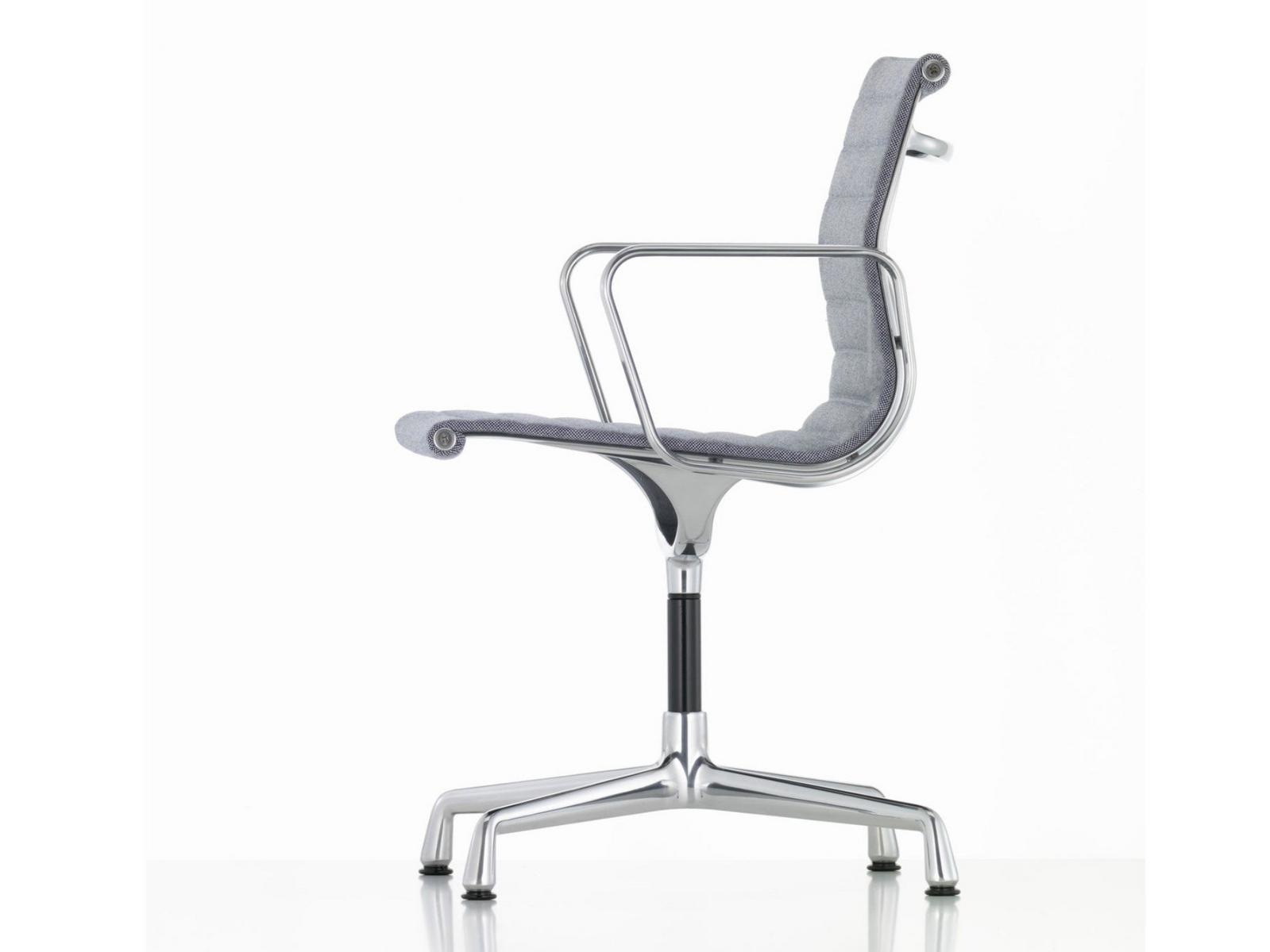 Swivel fabric chair with 4-spoke base with armrests | Ea 104 by Vitra