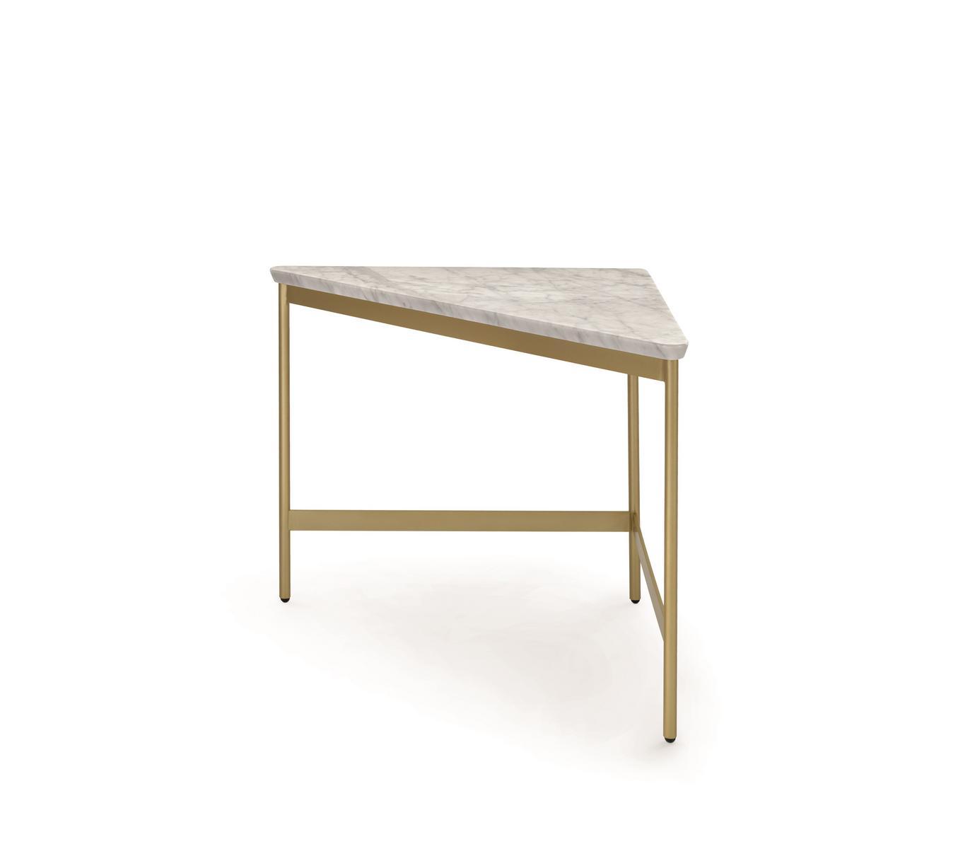 Triangular coffee table | Capilano by Arflex
