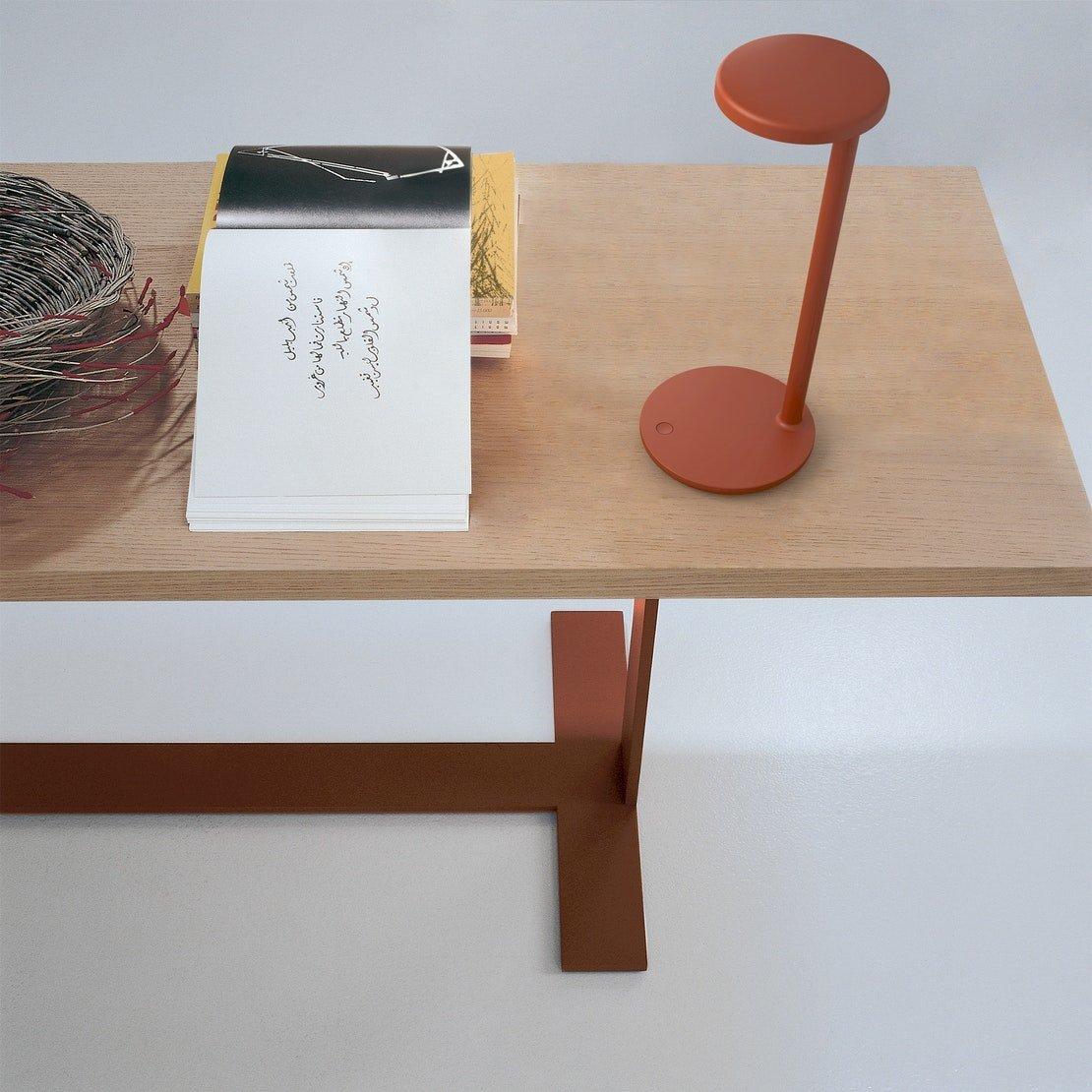 LED table lamp with wireless charging | Oblique Qi by Flos
