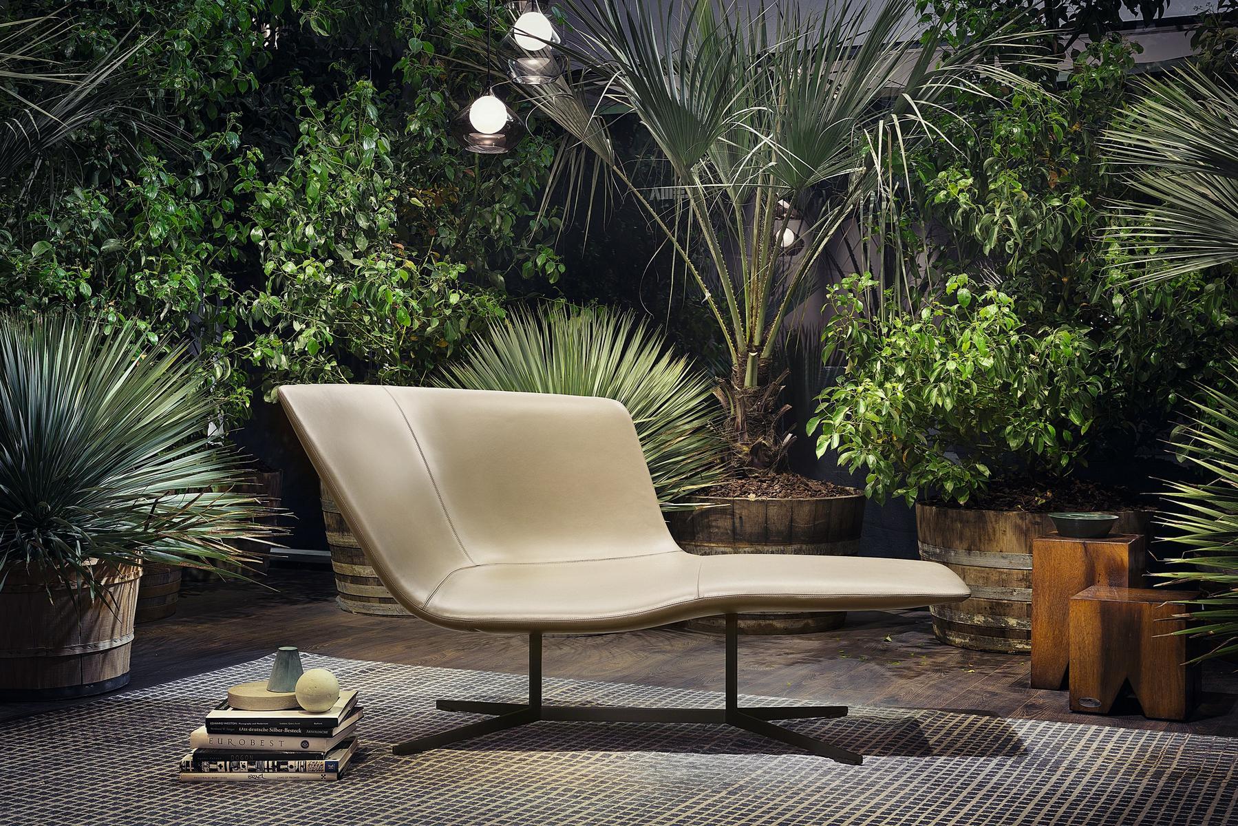 Leather day bed | Eydo by Lema