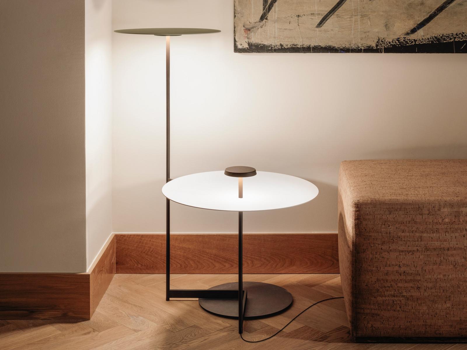 LED metal floor lamp with shelf | Flat 5945 by Vibia