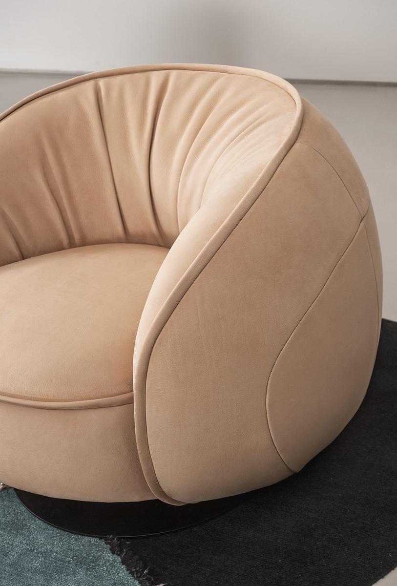 Swivel leather armchair with armrests | Leon by Baxter